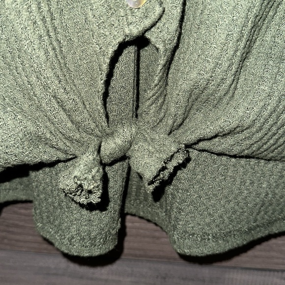 Kim & Cami cute button top!💚 - Picture 5 of 5